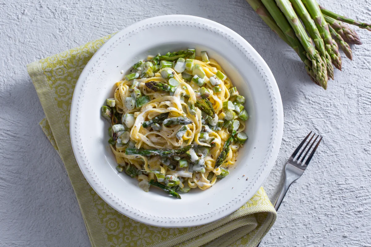 Pasta con nata y espárragos
