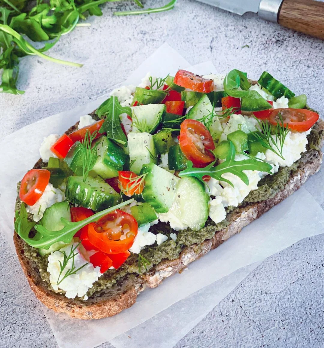 Tostada de pesto y feta
