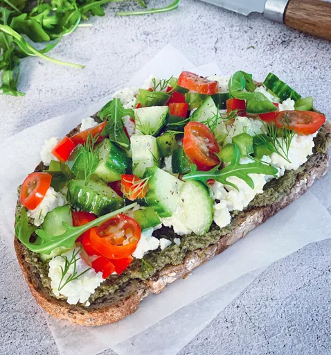 Tostada de pesto y feta