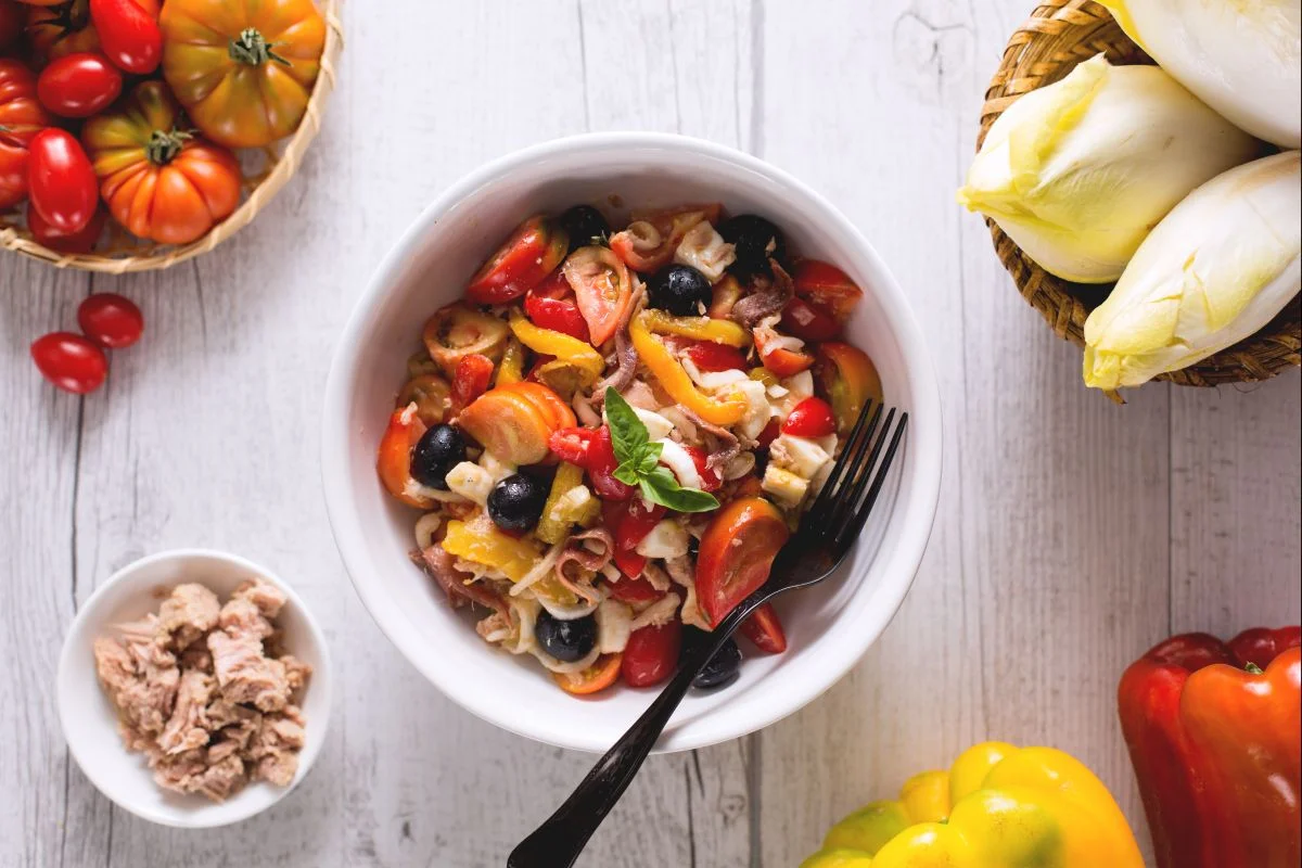 Ensalada con atún, mozzarella y pimientos