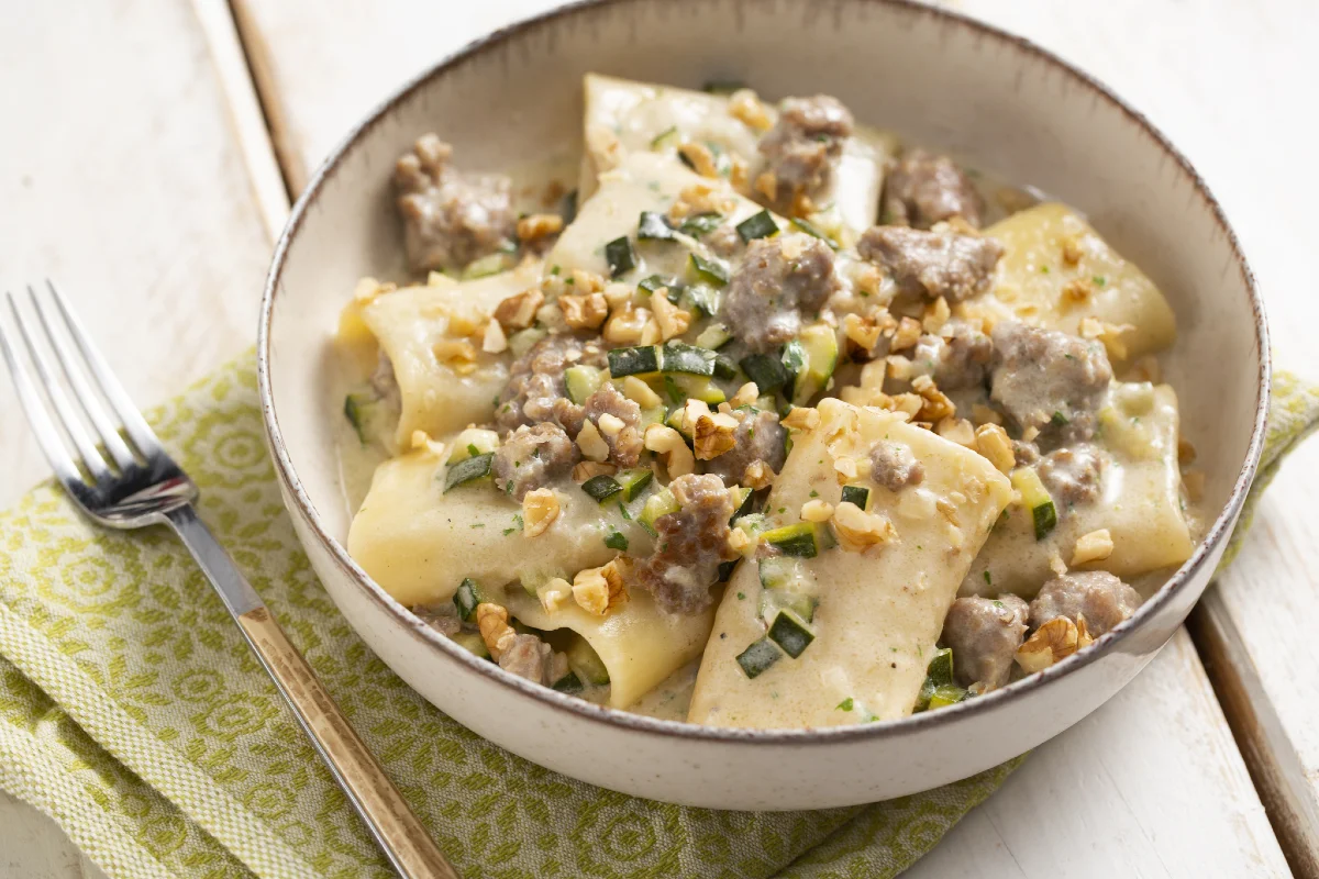 Paccheri com creme de leite, linguiça e abobrinha
