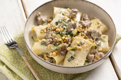 Paccheri com creme de leite, linguiça e abobrinha