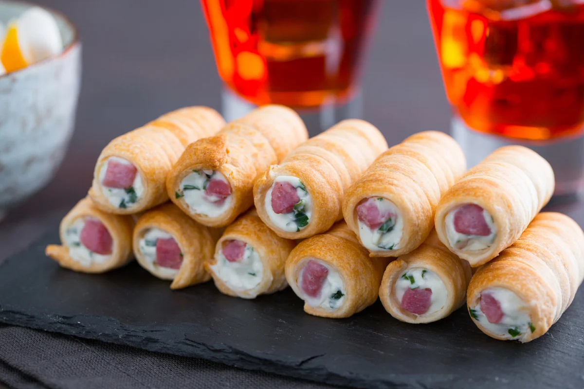 Canudinhos salgados com queijo de cabra e bacon