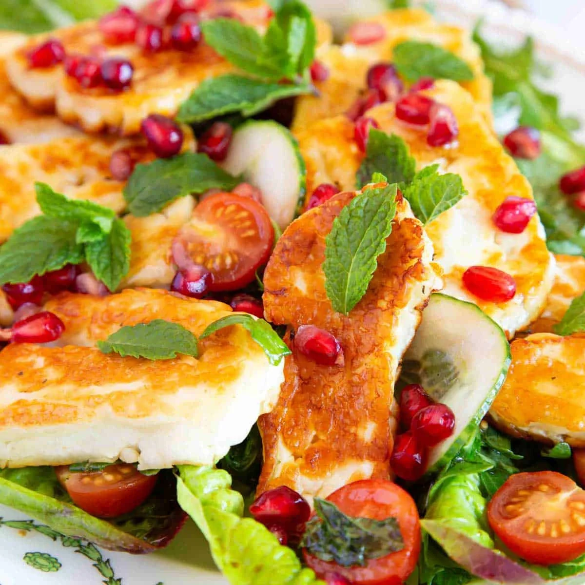Ensalada de queso halloumi a la parrilla
