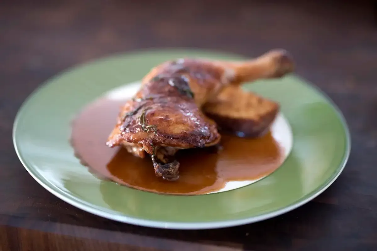 Cuisses de poulet rôties au glaçage au bourbon et à l’érable