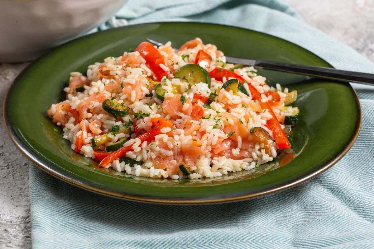 Reissalat mit Lachs und Gemüse