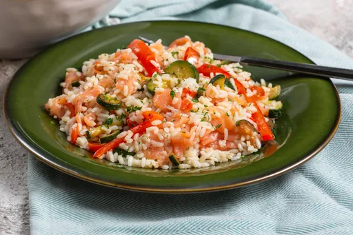 Insalata di riso con salmone e verdure