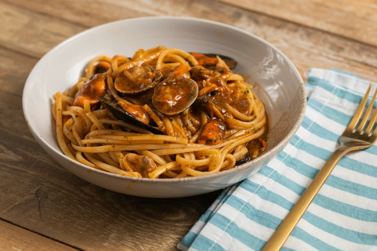Pasta cremosa con mejillones y almejas