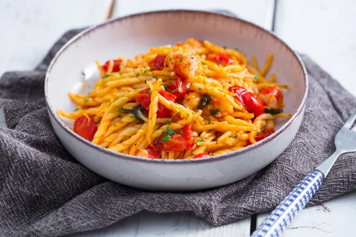 Pasta con tomates cherry y gambas