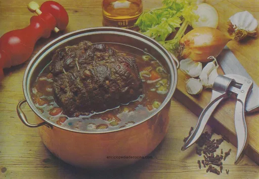Beef casserole with cloves