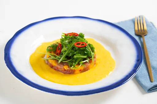 Tartare de thon mariné à la mangue et à la roquette