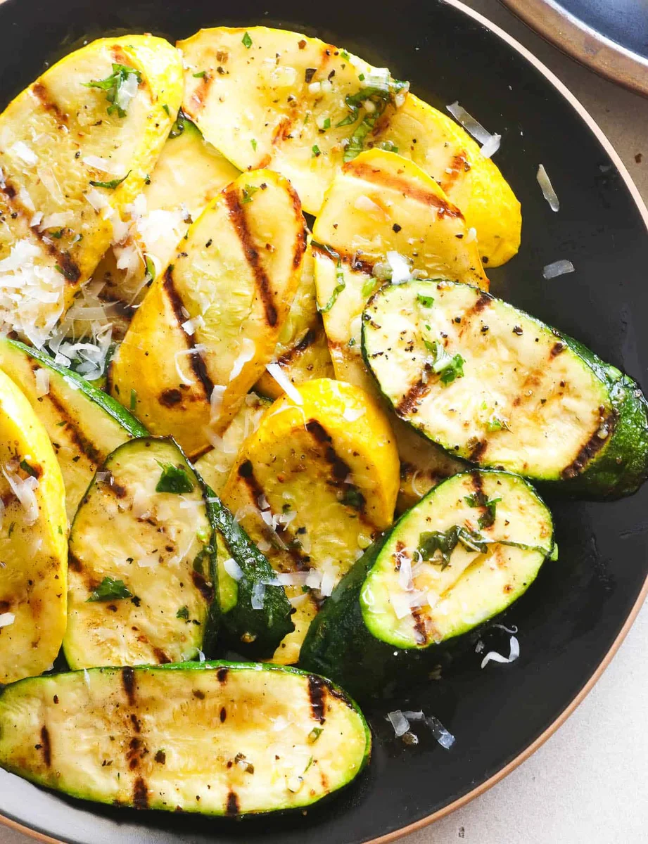 Gegrillter Kürbis und Zucchini