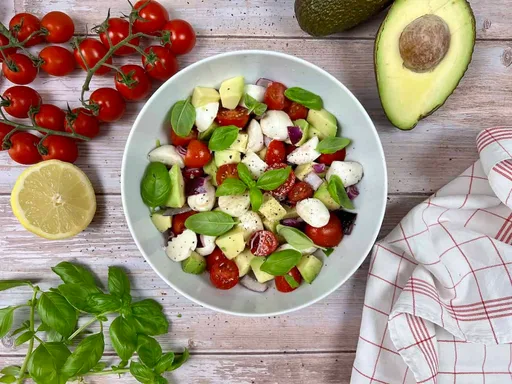 Tomaten-Avocado Salat mit Mozzarella