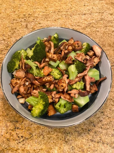 Brokkoli, Balsamico-Pilze und Tempeh