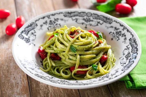 Pasta al pesto y tomatitos