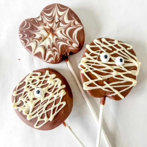 Maçãs cobertas com chocolate para o Halloween