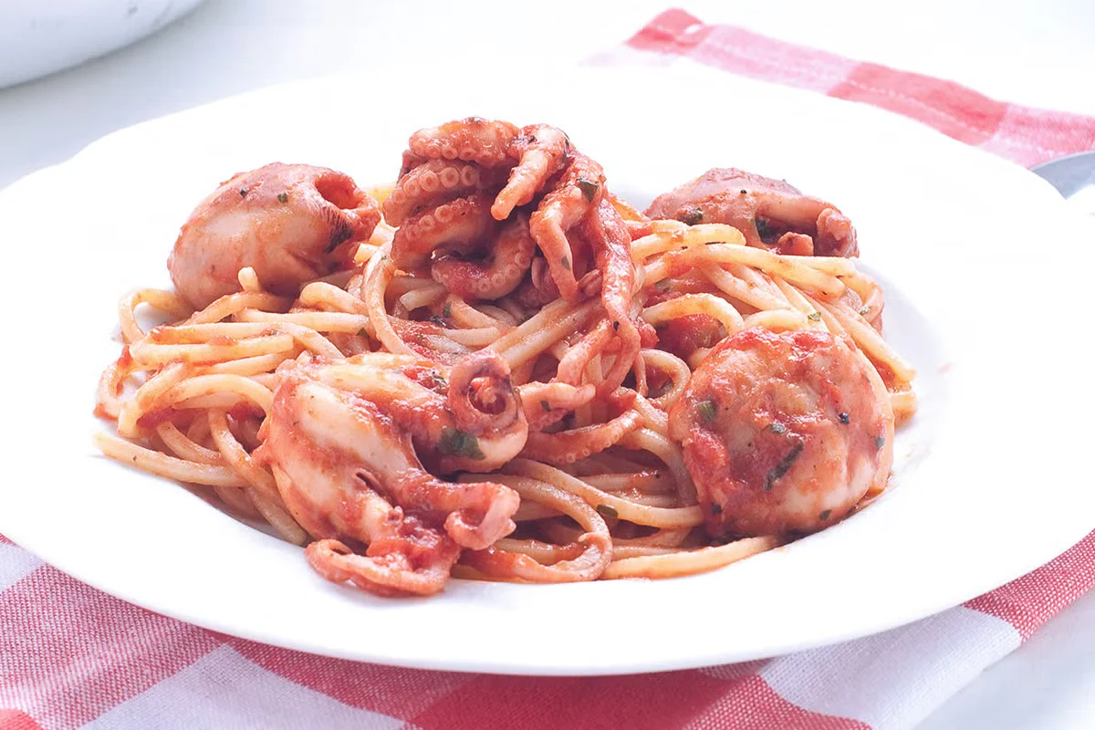 Spaghettis aux petits poulpes à la napolitaine