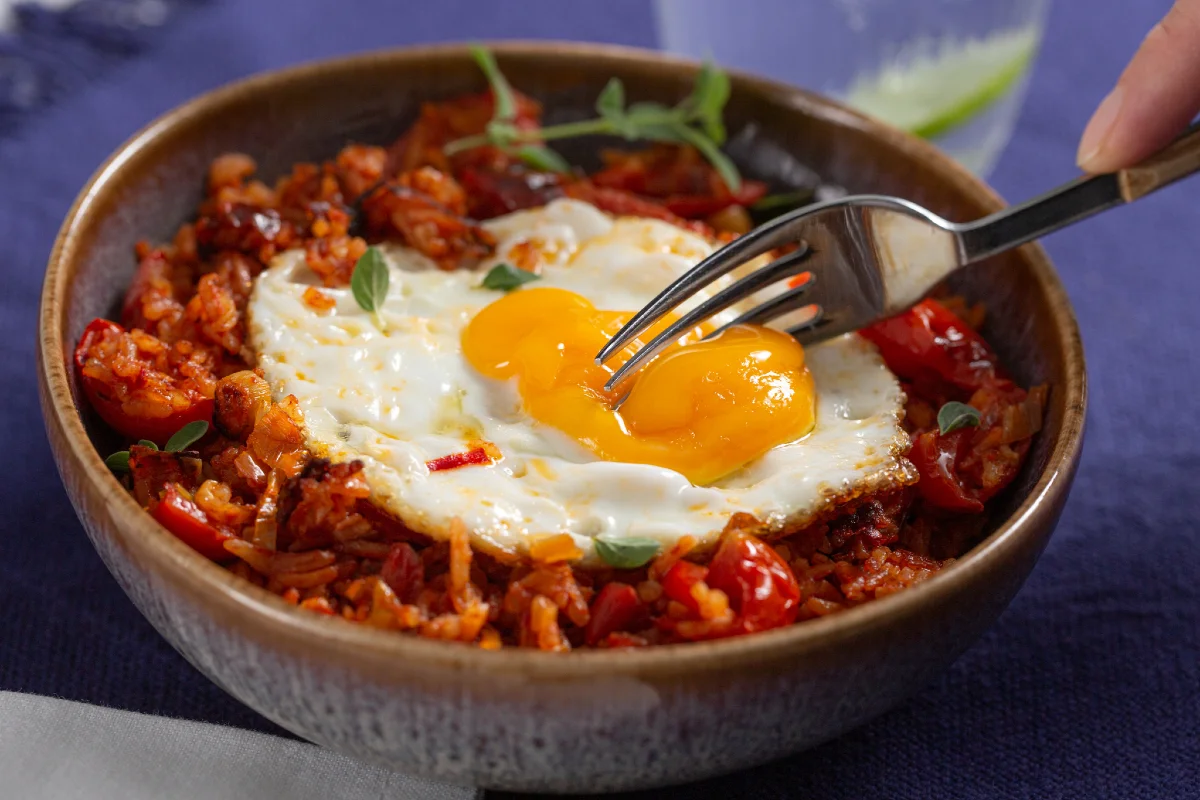 Riz épicé à l’œuf au plat