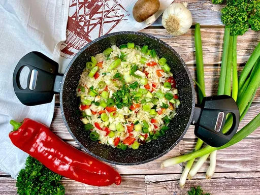 Riso con verdure in una pentola