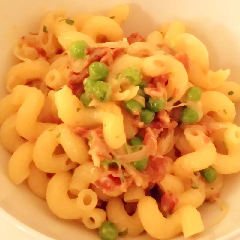 Pasta carbonara con guisantes