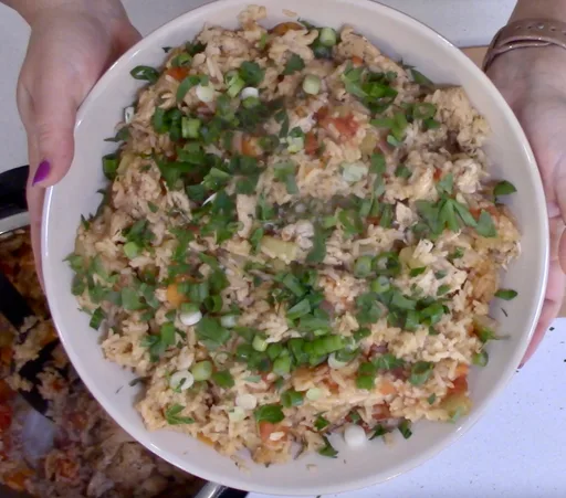 Pollo con arroz fácil en olla a presión eléctrica