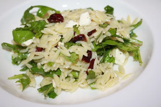 Salada de orzo