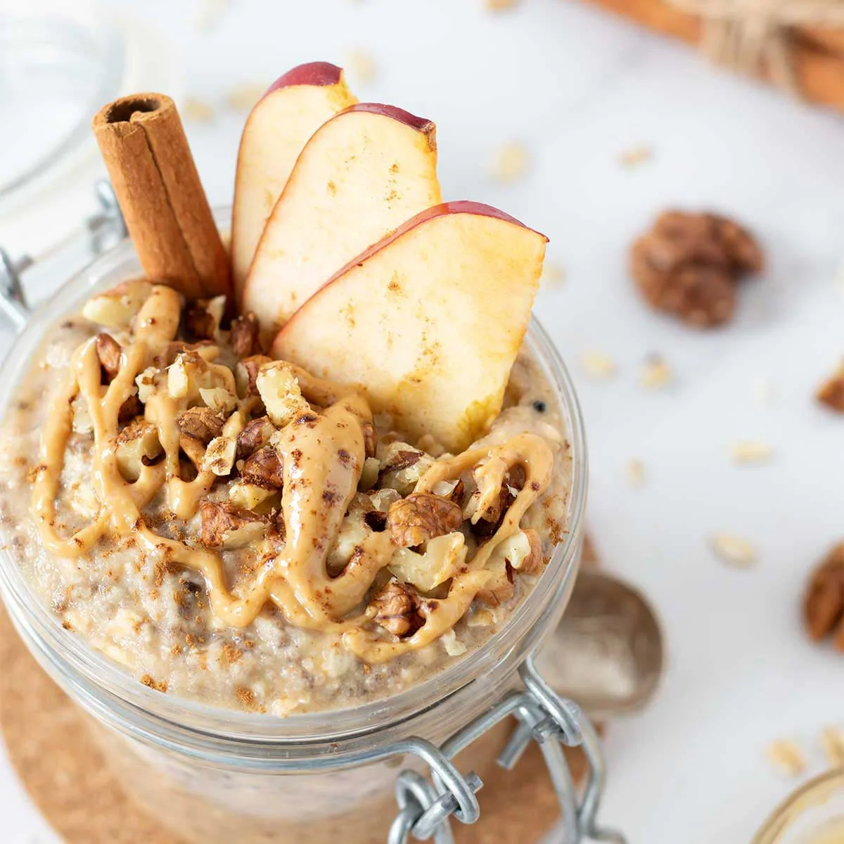 Aveia dormida com purê de maçã (com canela e pasta de amendoim)