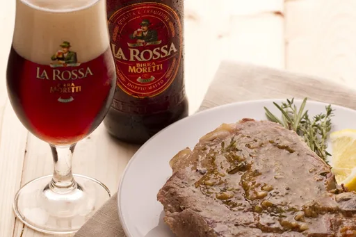 Costolette di maiale alla birra e alle erbe aromatiche
