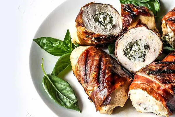 Mit Basilikum und Ziegenkäse gefülltes, in Prosciutto gewickeltes Hähnchen