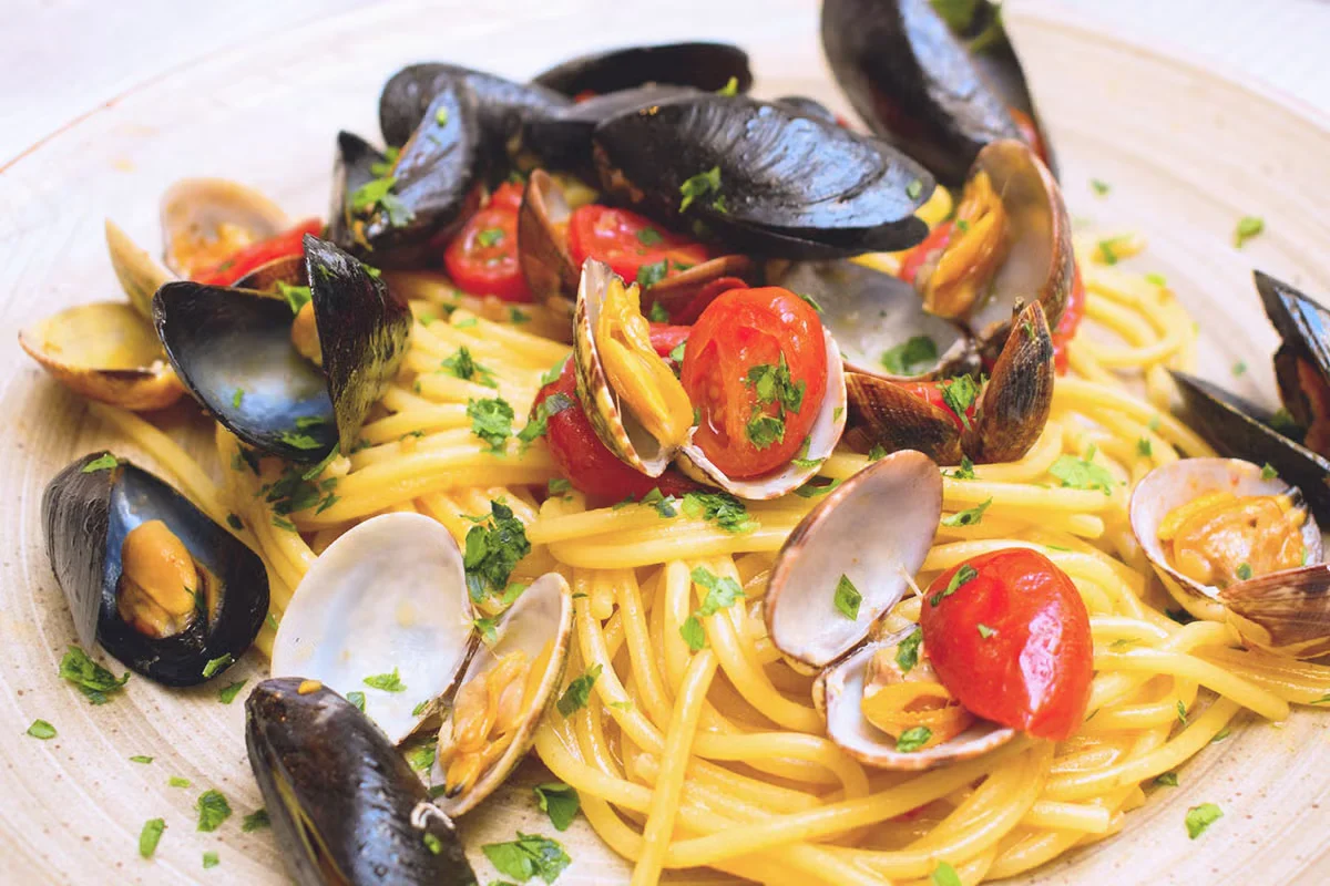 Spaghetti with mussels and cherry tomatoes