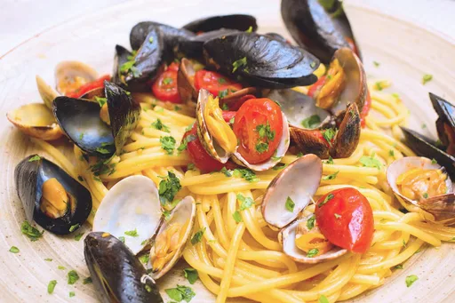 Spaghetti with mussels and cherry tomatoes