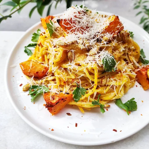 Pâtes au pesto de courge rôtie