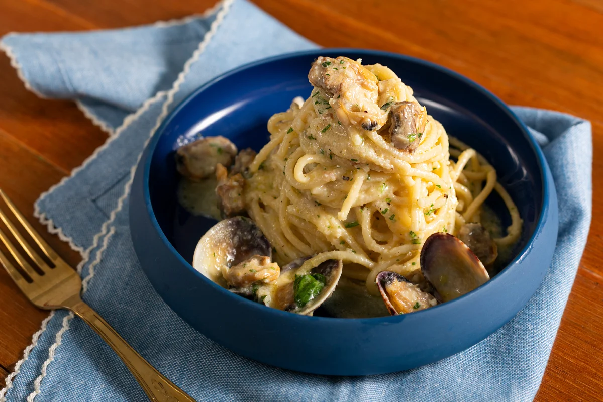 Spaghetti con pesto de limón y almejas