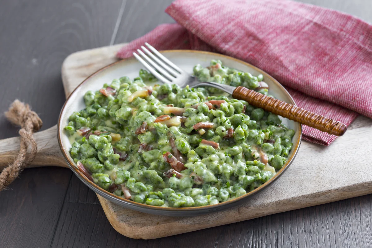 Spätzle agli spinaci con speck e panna