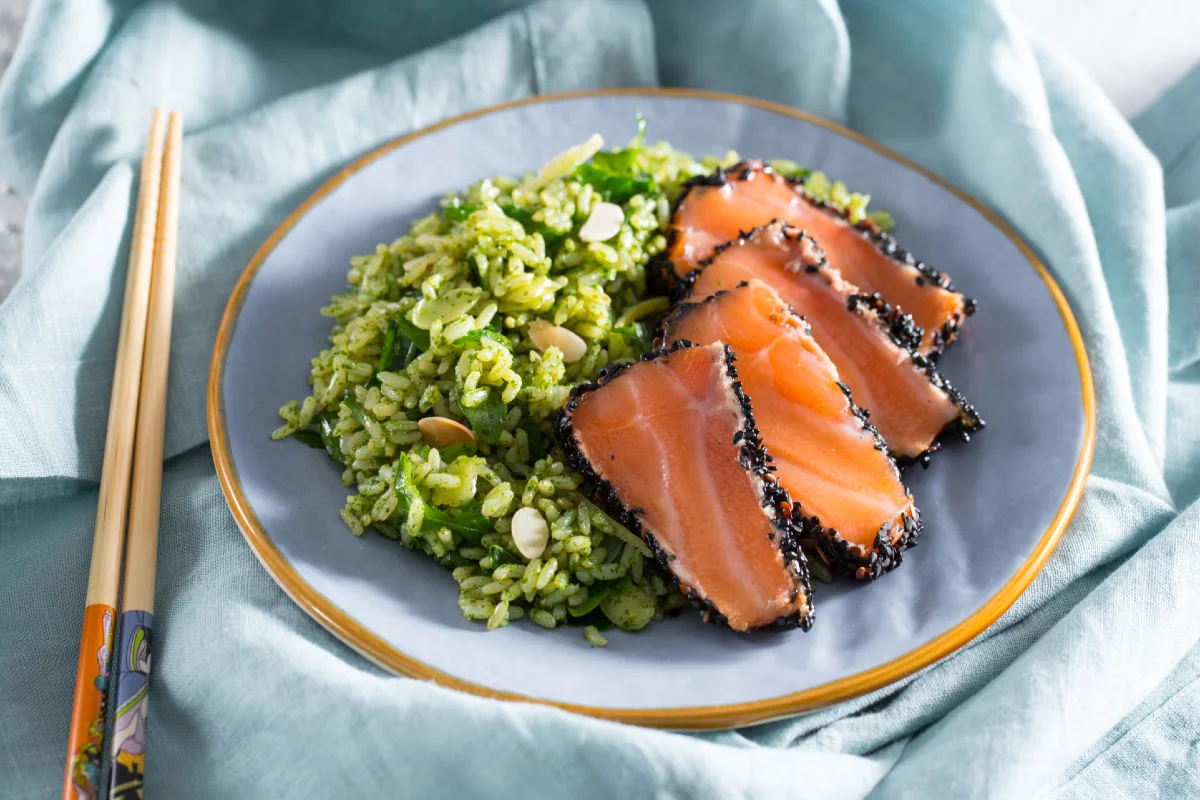 Insalata di riso con tataki di salmone e rucola