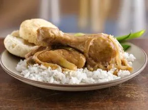Hähnchen in reichlich Sauce