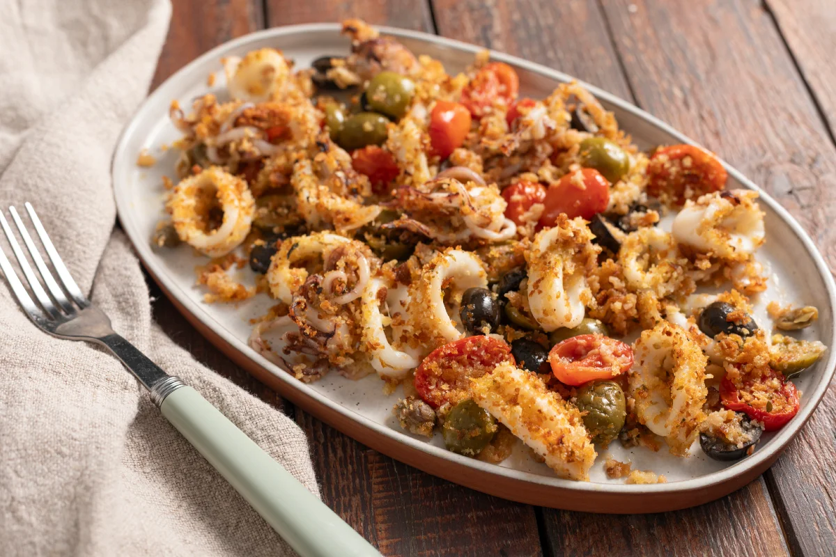 Calamari gratinati al forno con pomodorini e olive
