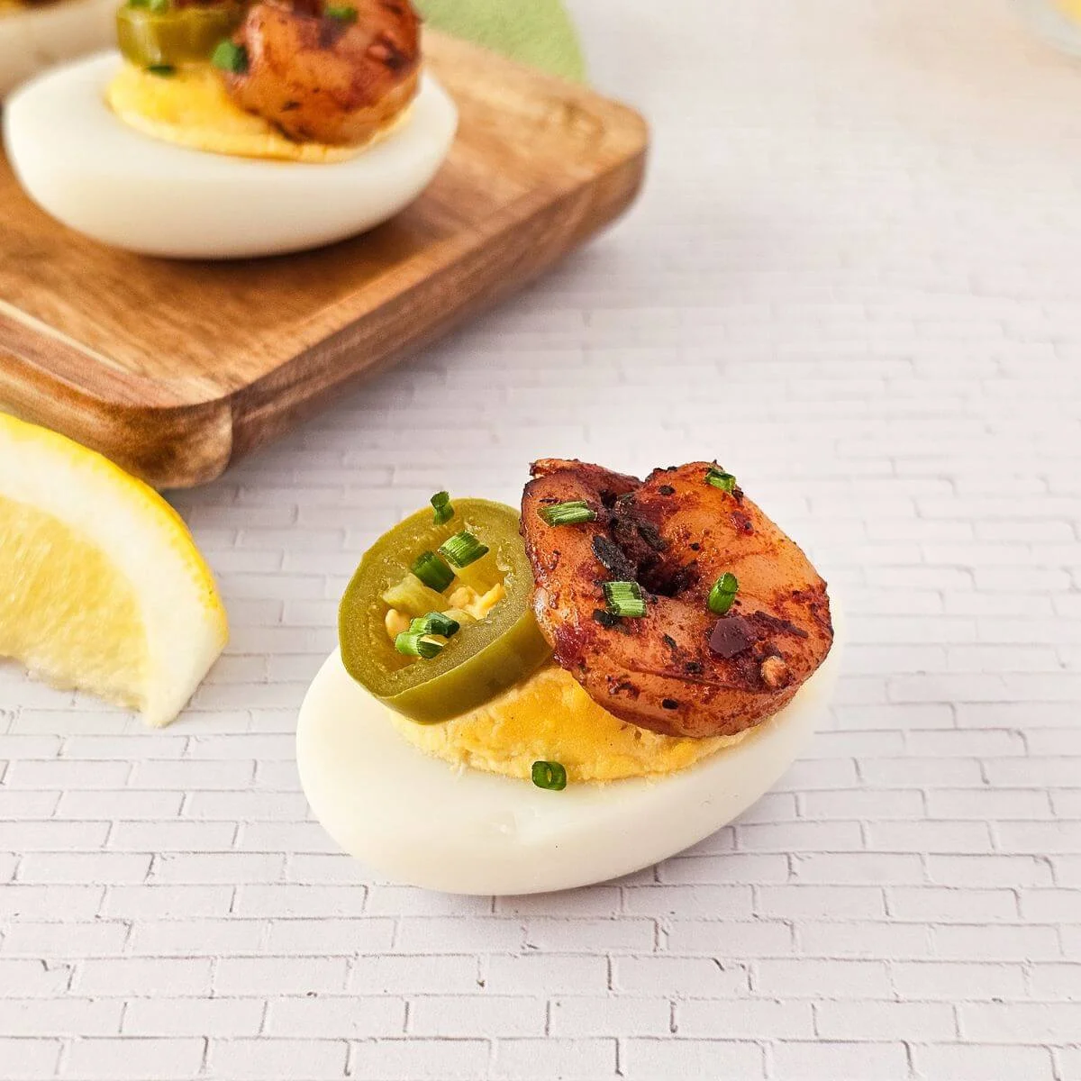 Huevos rellenos cajún con gambas