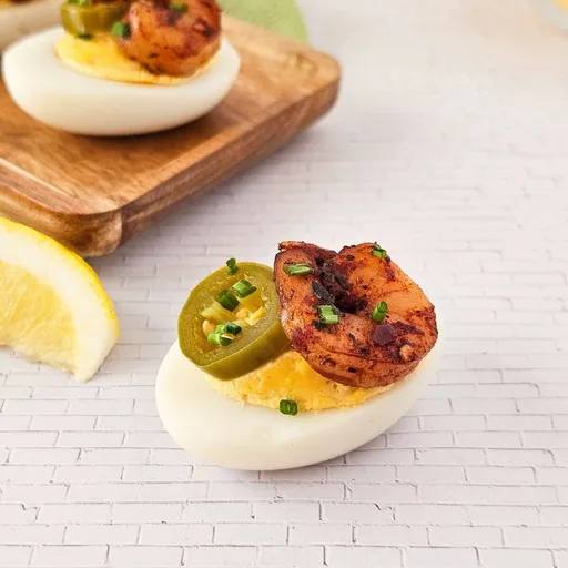 Huevos rellenos cajún con gambas