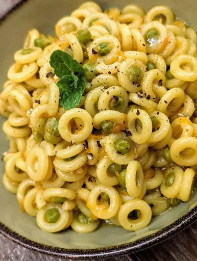 Spring pasta with peas, saffron and Gorgonzola