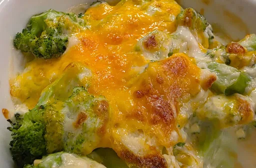 Einfacher Brokkoliauflauf mit cremiger Béchamelsauce