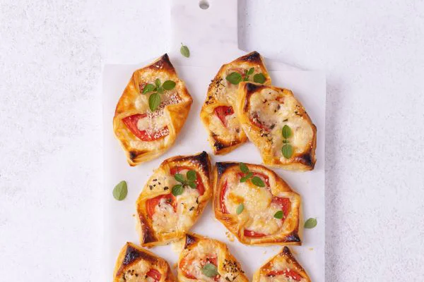 Feuilletés au fromage et à la tomate