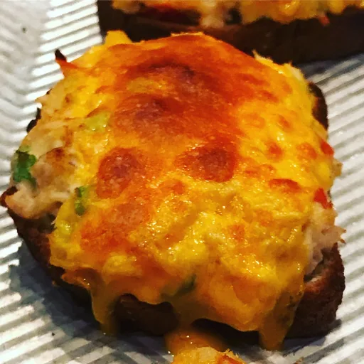 Sanduíches quentes de atum com queijo derretido sem glúten