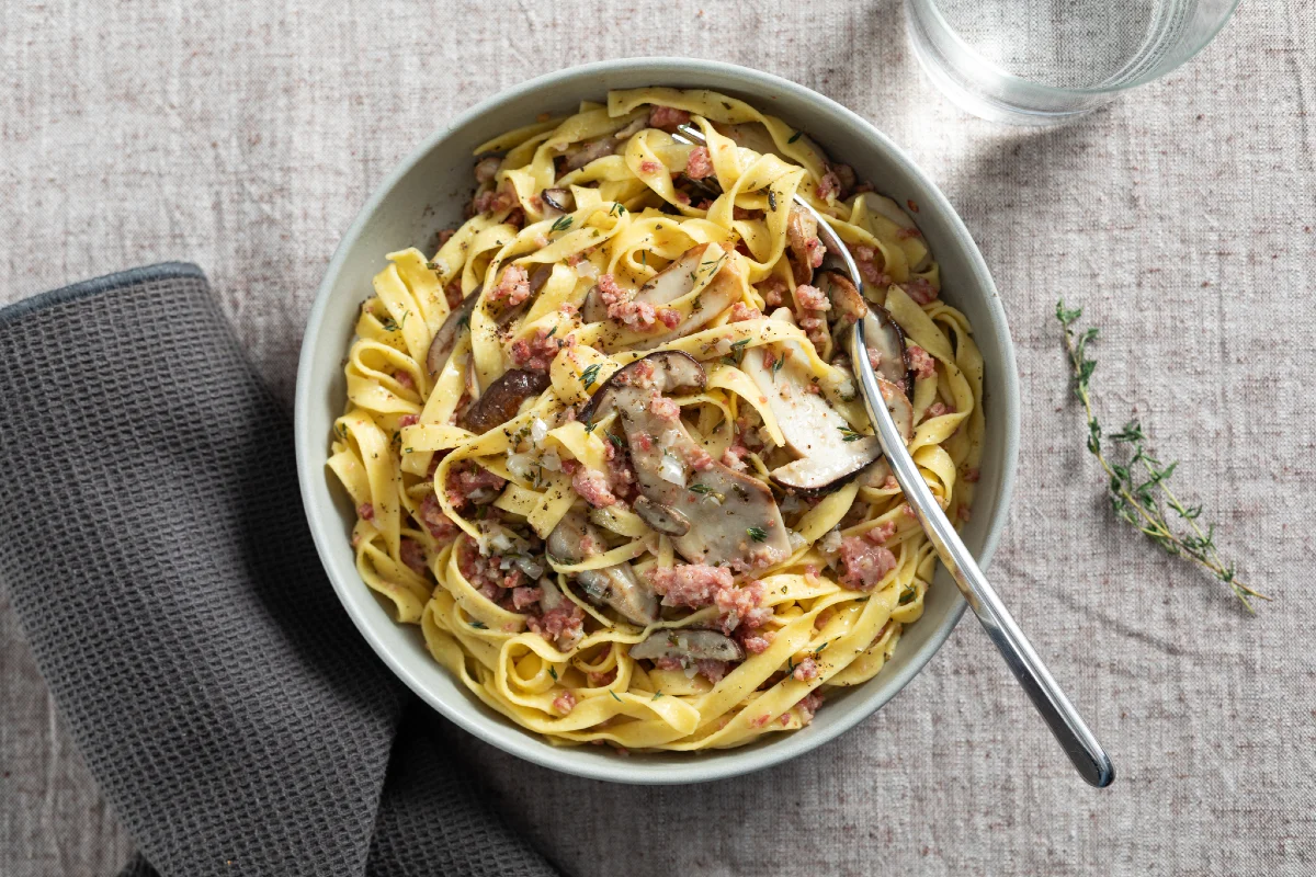 Tagliatelle ai funghi e salsiccia