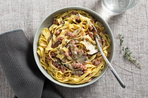 Tagliatelle ai funghi e salsiccia