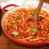 Penne für den Feierabend mit würziger Sauce aus getrockneten Tomaten