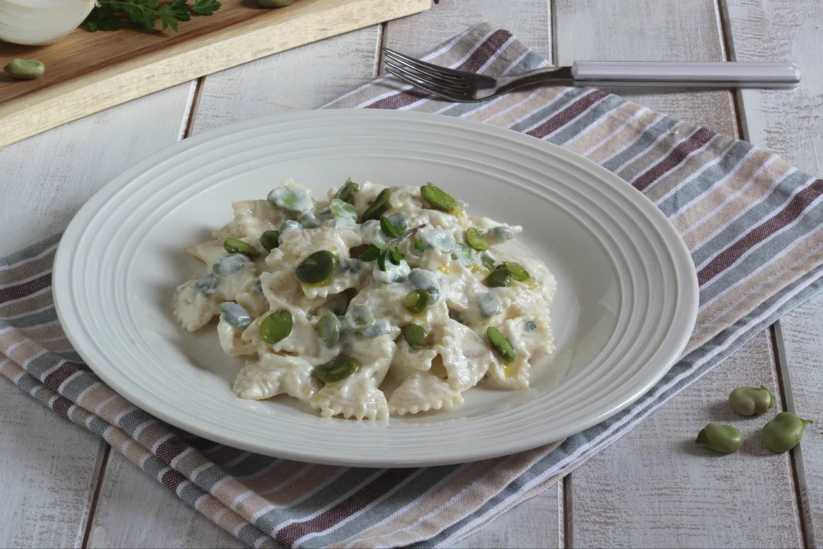 Pasta con crema de ricotta y habas