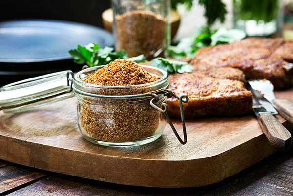 Schweinekoteletts mit zuckerfreiem süß-scharfem Rub