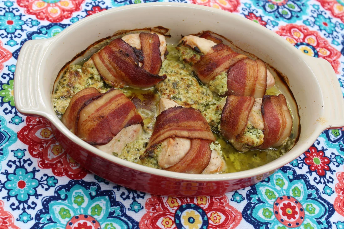 Peito de frango recheado envolto em bacon sem glúten