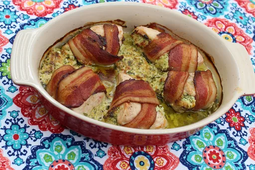 Peito de frango recheado envolto em bacon sem glúten